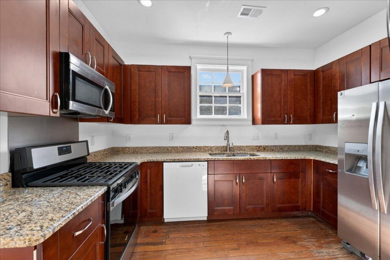 66 America Street Photo 7