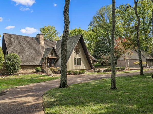 220 Waterview Dr , Hendersonville, TN 37075