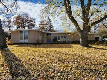 6660 Woodbank Drive, Bloomfield Hills, MI 48301