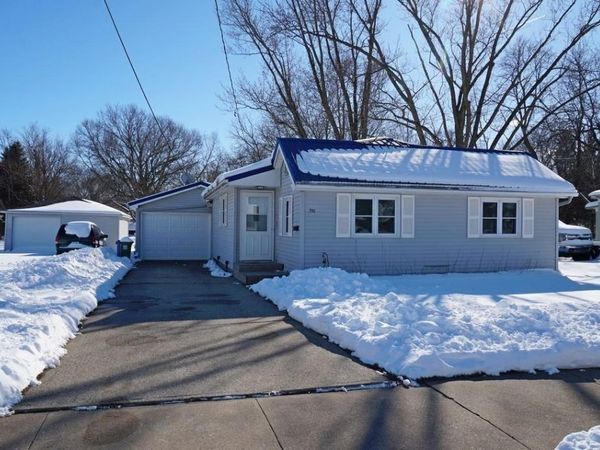 302 16th Avenue, Charles City, IA 50616