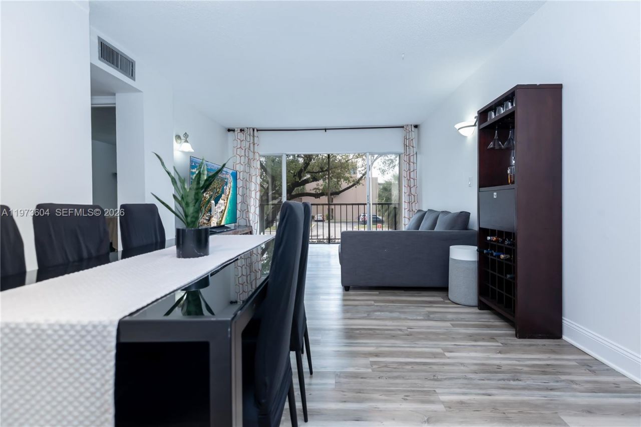 8889 Fontainebleau Blvd , Unit 201, Miami, FL 33172 Photo