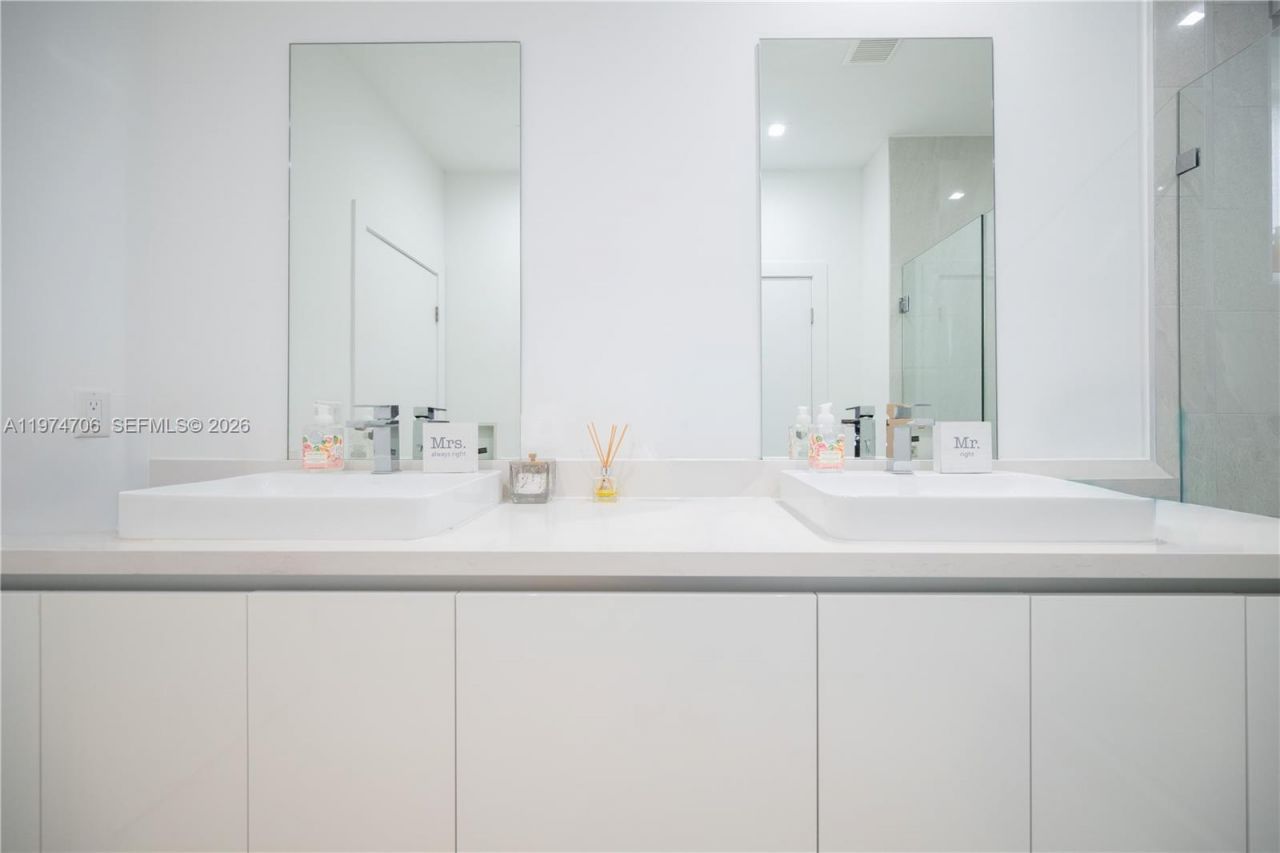 10366 NW 68th Ter , Doral, FL 33178 Photo