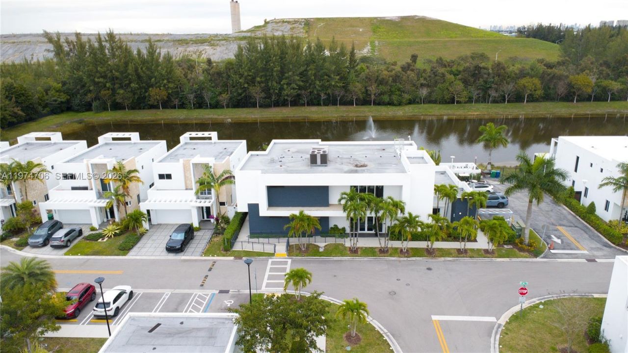 10366 NW 68th Ter , Doral, FL 33178 Photo