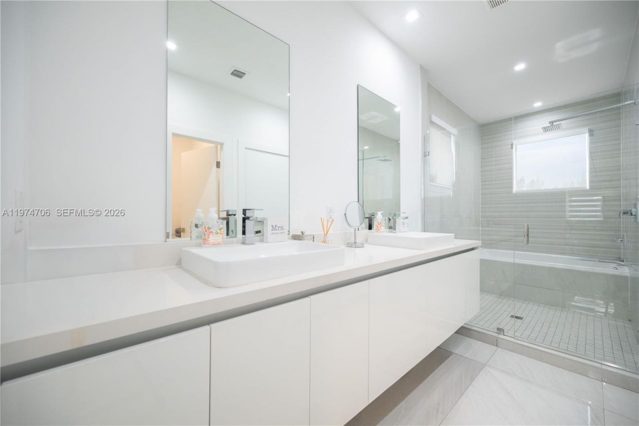 10366 NW 68th Ter , Doral, FL 33178 Photo