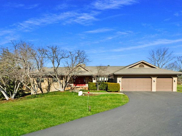 21 N Highview Circle, Hawthorn Woods, IL 60047