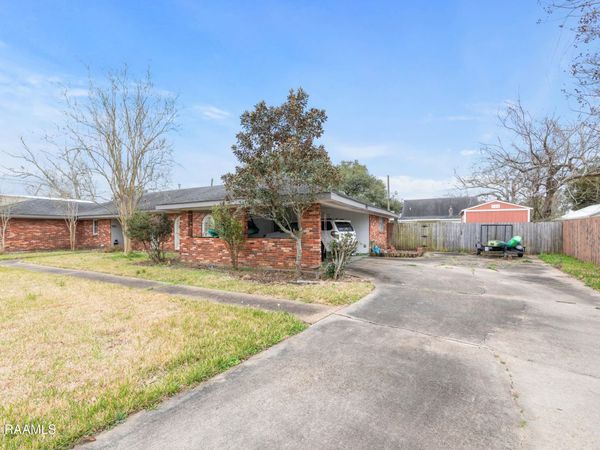 903 Oak Drive , Breaux Bridge, LA 70517