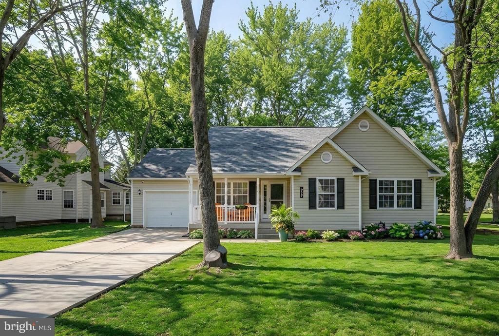 219 Santa Maria Avenue, Colonial Beach, VA 22443 Main Photo