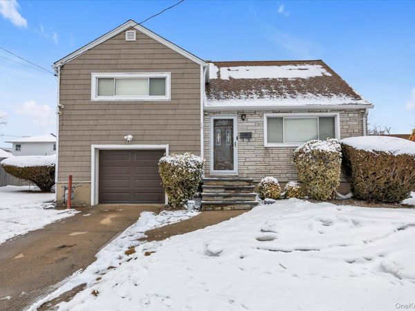 16 Layton Street , Freeport, NY 11520