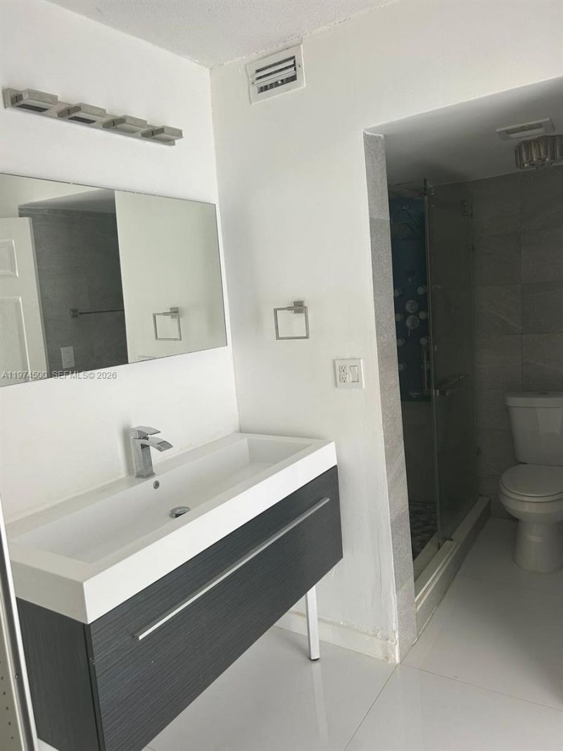 7545 E Treasure Dr, Unit 5J, North Bay Village, FL 33141 Photo