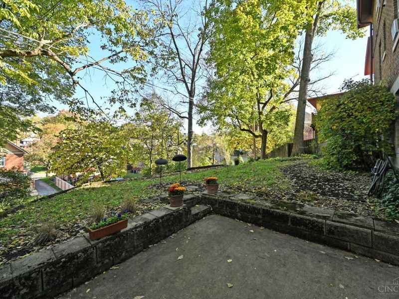 4 Burton Woods Lane, Cincinnati, OH 45229 Photo 8