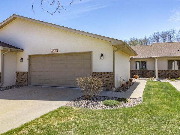2224 Pinewood Drive, Shakopee, MN 55379