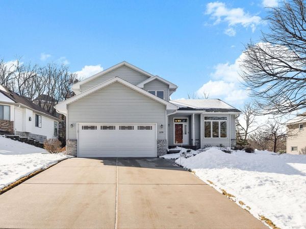 2290 Hillwood Drive E, Maplewood, MN 55119