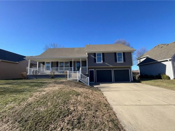 1120 Crossing Drive, Lee's Summit, MO 64081