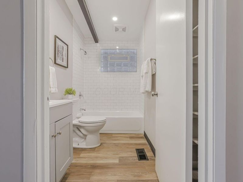 984 Sunbury Road , Columbus, OH 43219 Photo 25