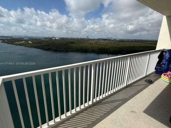 300 Bayview Dr, Unit 2106, Sunny Isles Beach, FL 33160