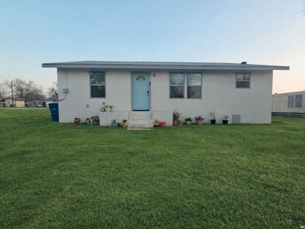 640 Avenue J, Poteet, TX 78065