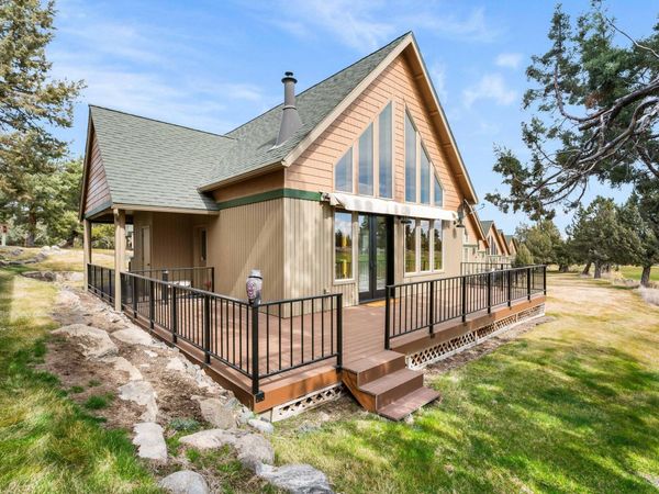 8998 Cliff Swallow Drive, Redmond, OR 97756