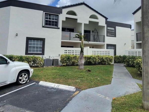 9741 Fontainebleau Blvd, Unit H106, Miami, FL 33172