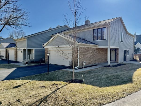 909 Suffolk Court , Libertyville, IL 60048