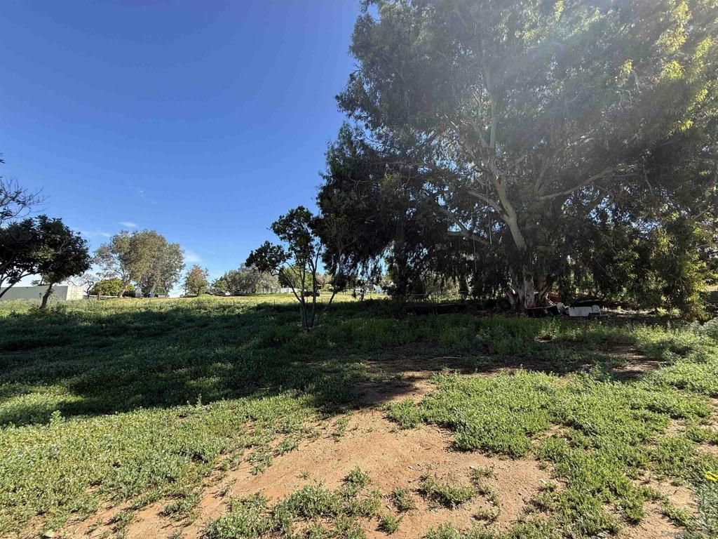 2055 Riviera Dr , Vista, CA 92084 Main Photo