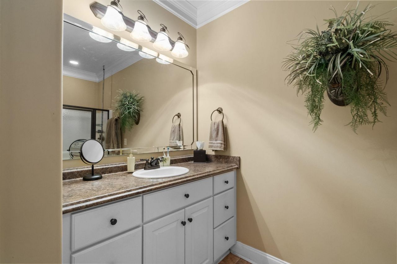 6001 - 1404 S Kings Hwy. Photo 27