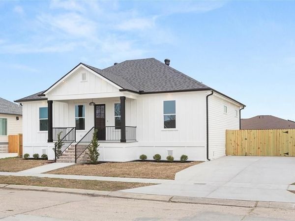 3213 DAUTERIVE Drive, Chalmette, LA 70043
