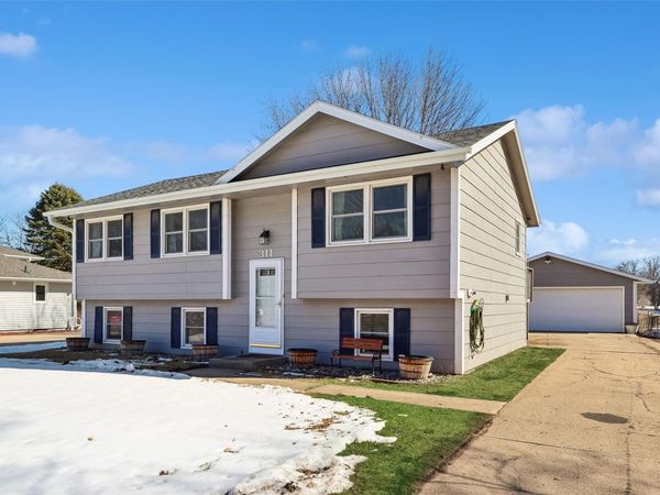311 10th Avenue NW, Altoona, IA 50009