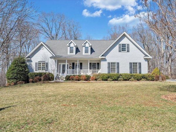 335 Camellia PL , Moneta, VA 24121