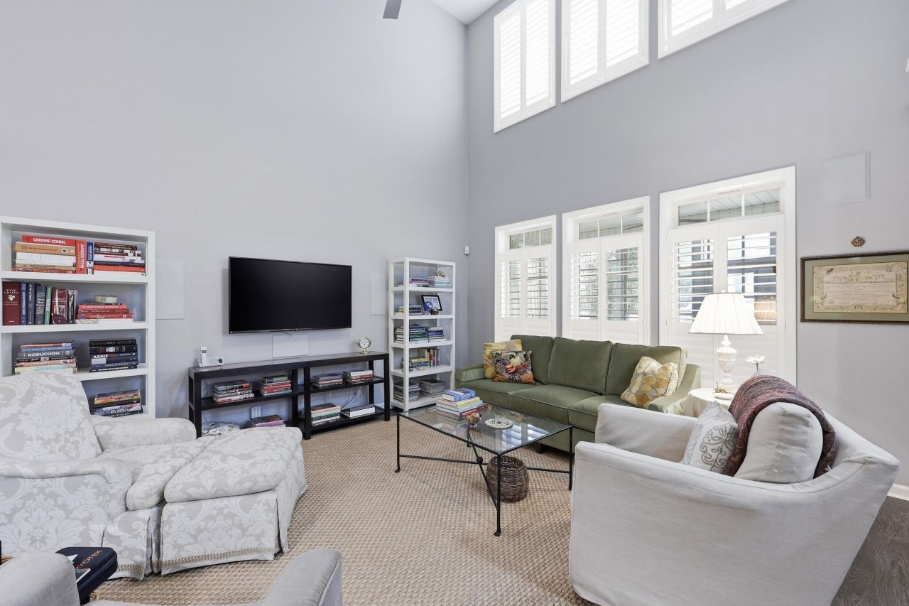 2011 Hammond Drive Photo 6