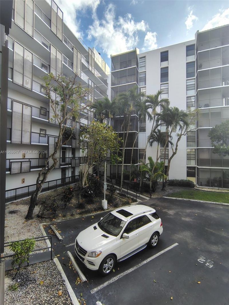 20400 W Country Club Dr , Unit 209, Aventura, FL 33180 Photo