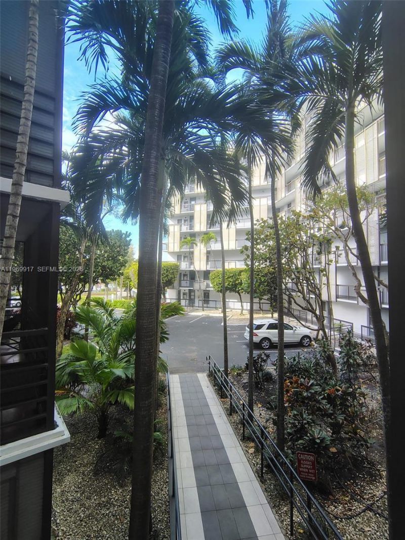 20400 W Country Club Dr , Unit 209, Aventura, FL 33180 Photo