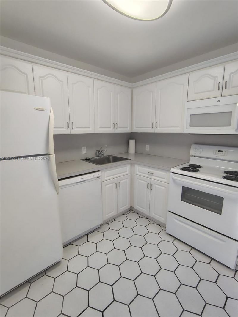 20400 W Country Club Dr , Unit 209, Aventura, FL 33180 Photo