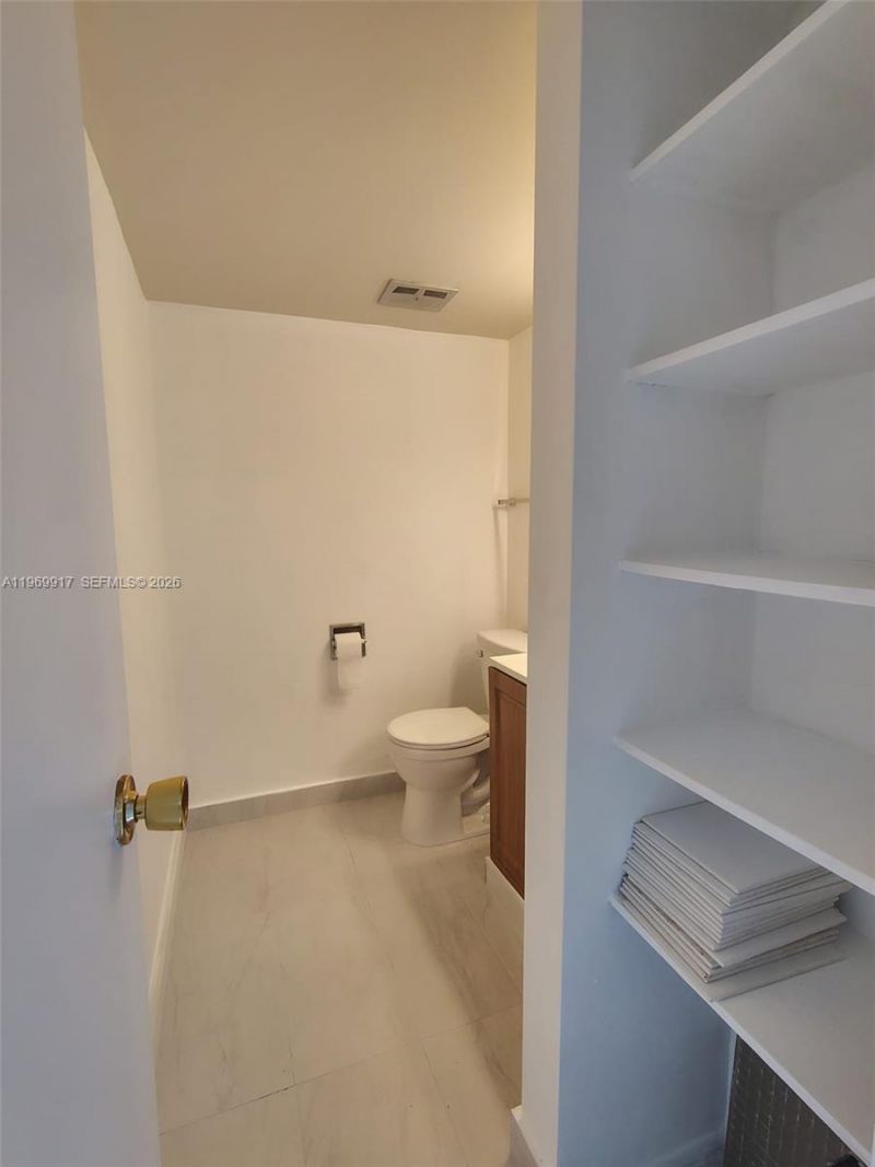 20400 W Country Club Dr , Unit 209, Aventura, FL 33180 Photo