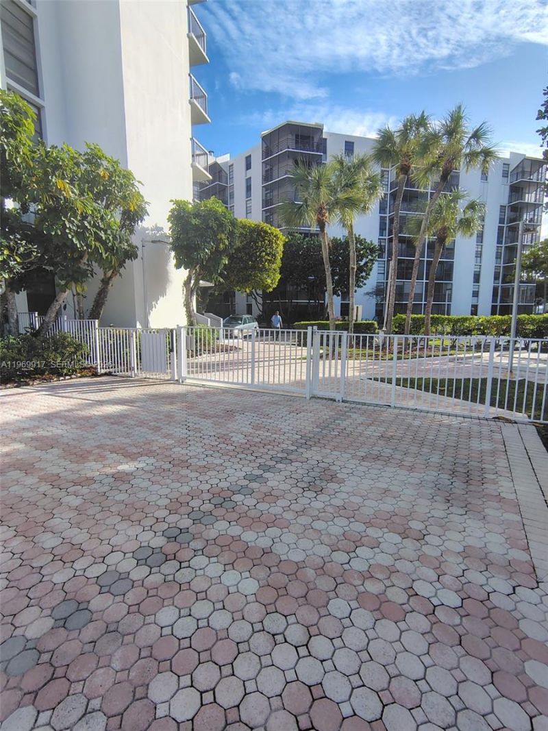 20400 W Country Club Dr , Unit 209, Aventura, FL 33180 Photo