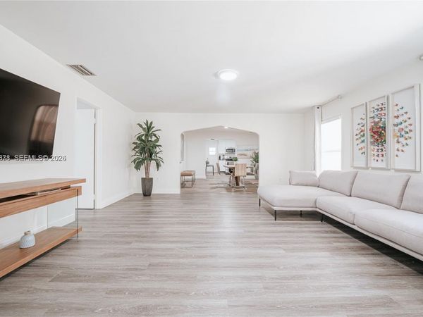 11080 Peachtree Dr, Miami, FL 33161