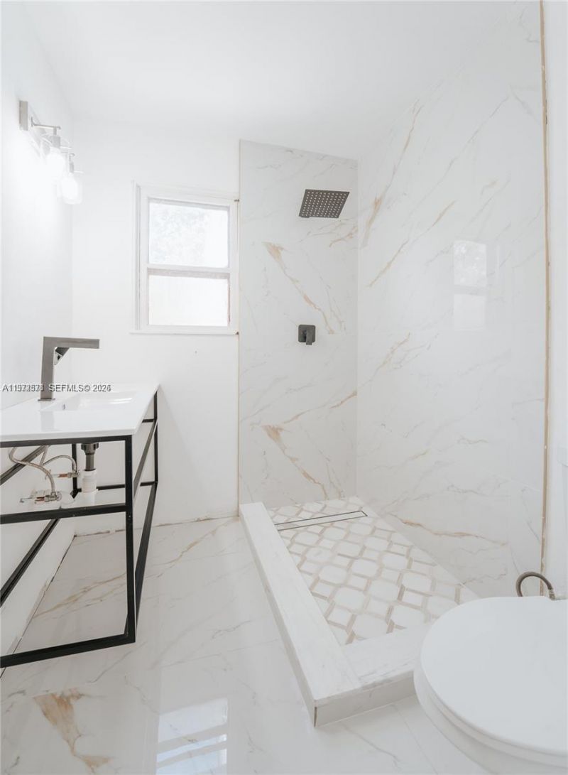 11080 Peachtree Dr, Miami, FL 33161 Photo