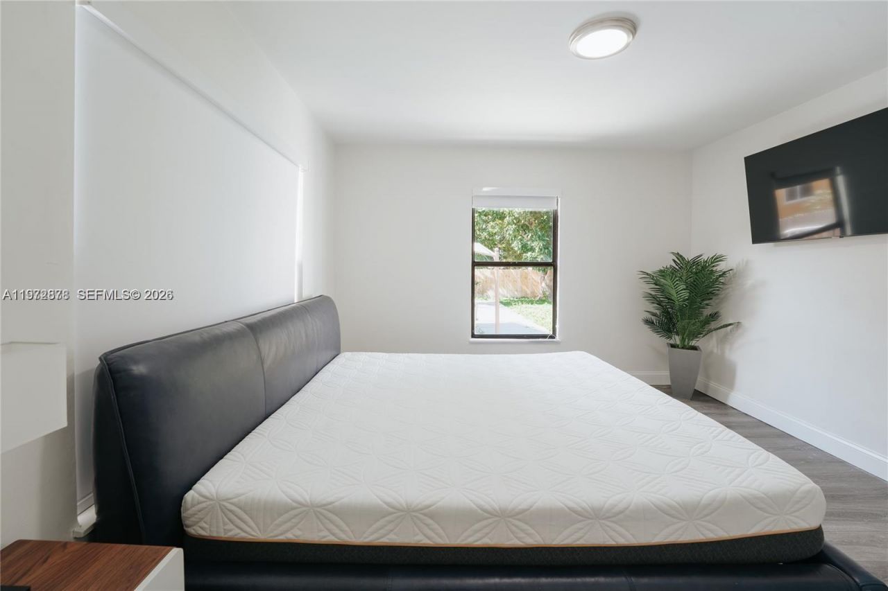 11080 Peachtree Dr , Miami, FL 33161 Photo