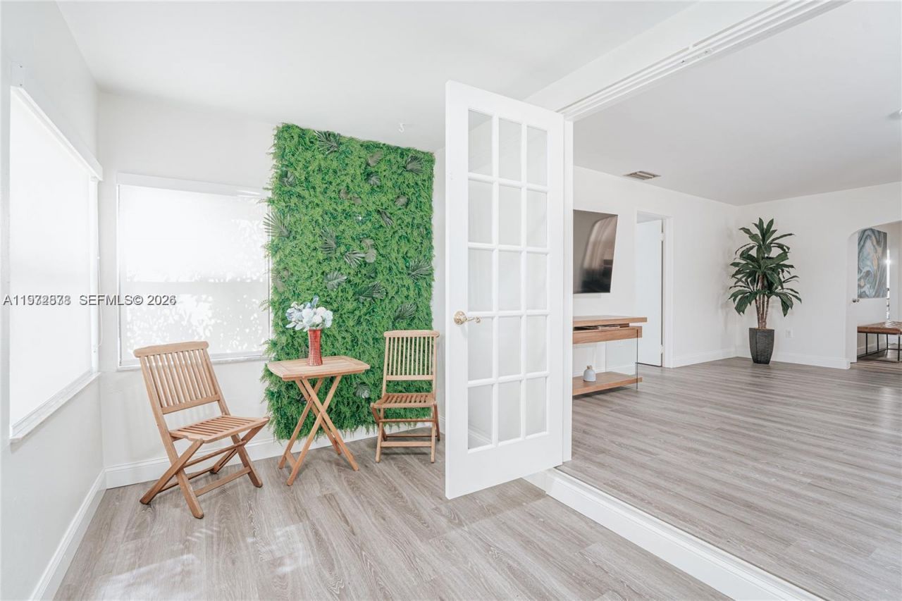 11080 Peachtree Dr, Miami, FL 33161 Photo