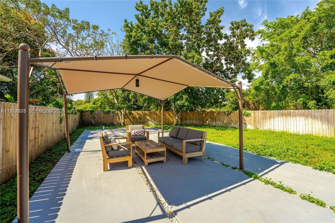 11080 Peachtree Dr , Miami, FL 33161 Photo