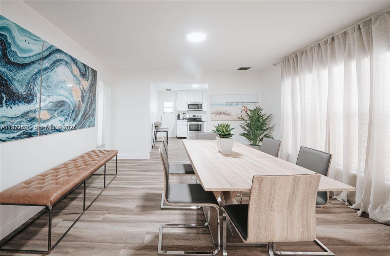 11080 Peachtree Dr, Miami, FL 33161 Photo