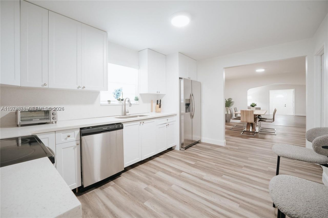 11080 Peachtree Dr , Miami, FL 33161 Photo