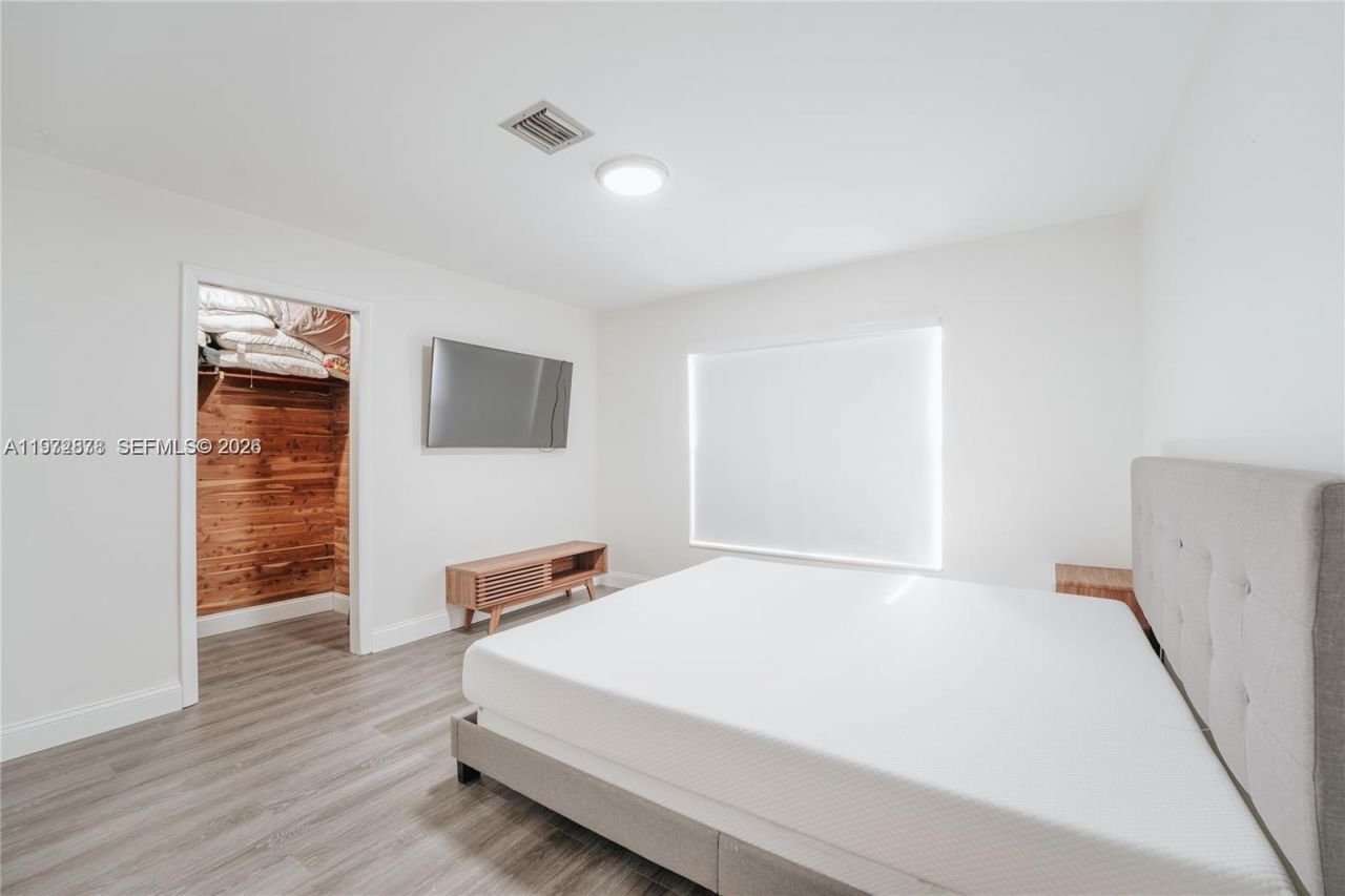 11080 Peachtree Dr, Miami, FL 33161 Photo