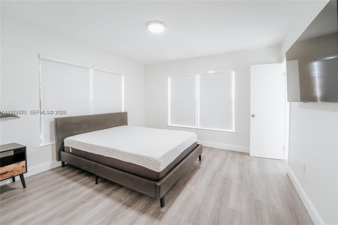 11080 Peachtree Dr, Miami, FL 33161 Photo