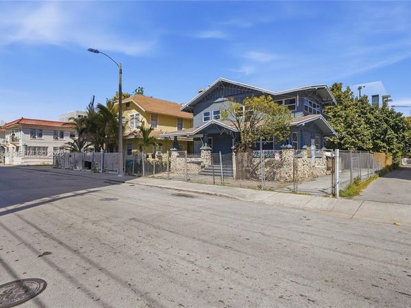 667 NW 1st St, Miami, FL 33128