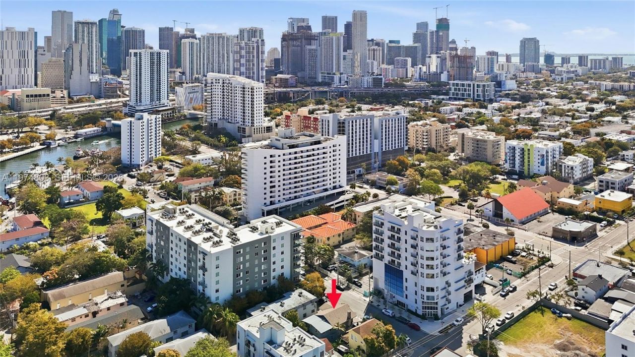 667 NW 1st St, Miami, FL 33128 Photo