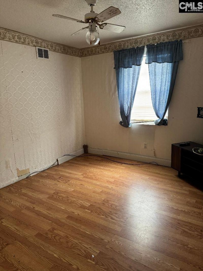 900 Cindy Drive  Photo 4