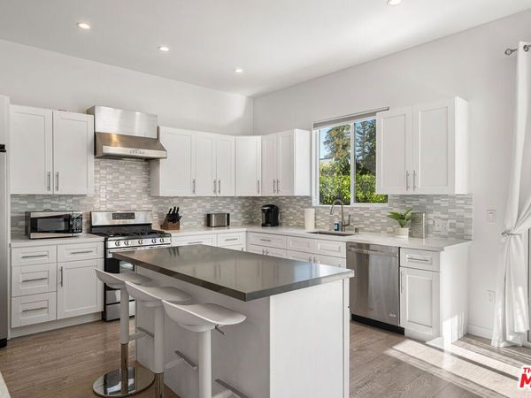 5202 Topeka, Tarzana, CA 91356