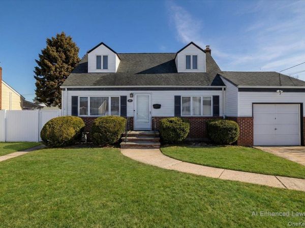 690 N Hamilton Avenue , Lindenhurst, NY 11757
