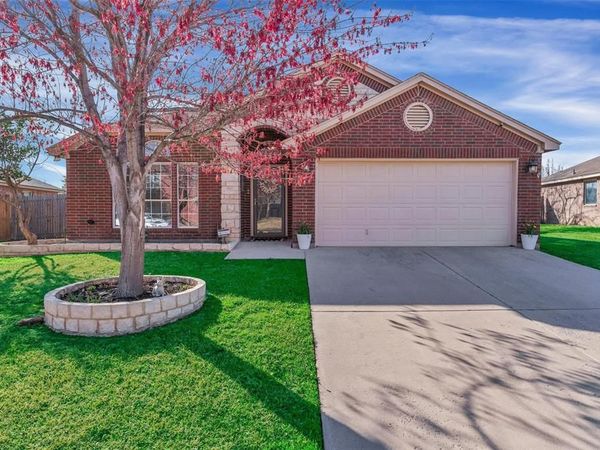 613 Creek Point Drive, Saginaw, TX 76179