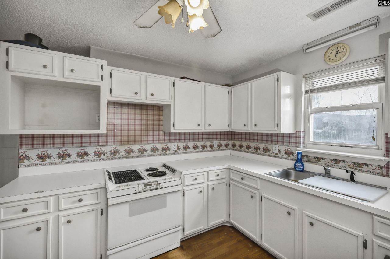 142 Fox Meadow Lane  Photo 9